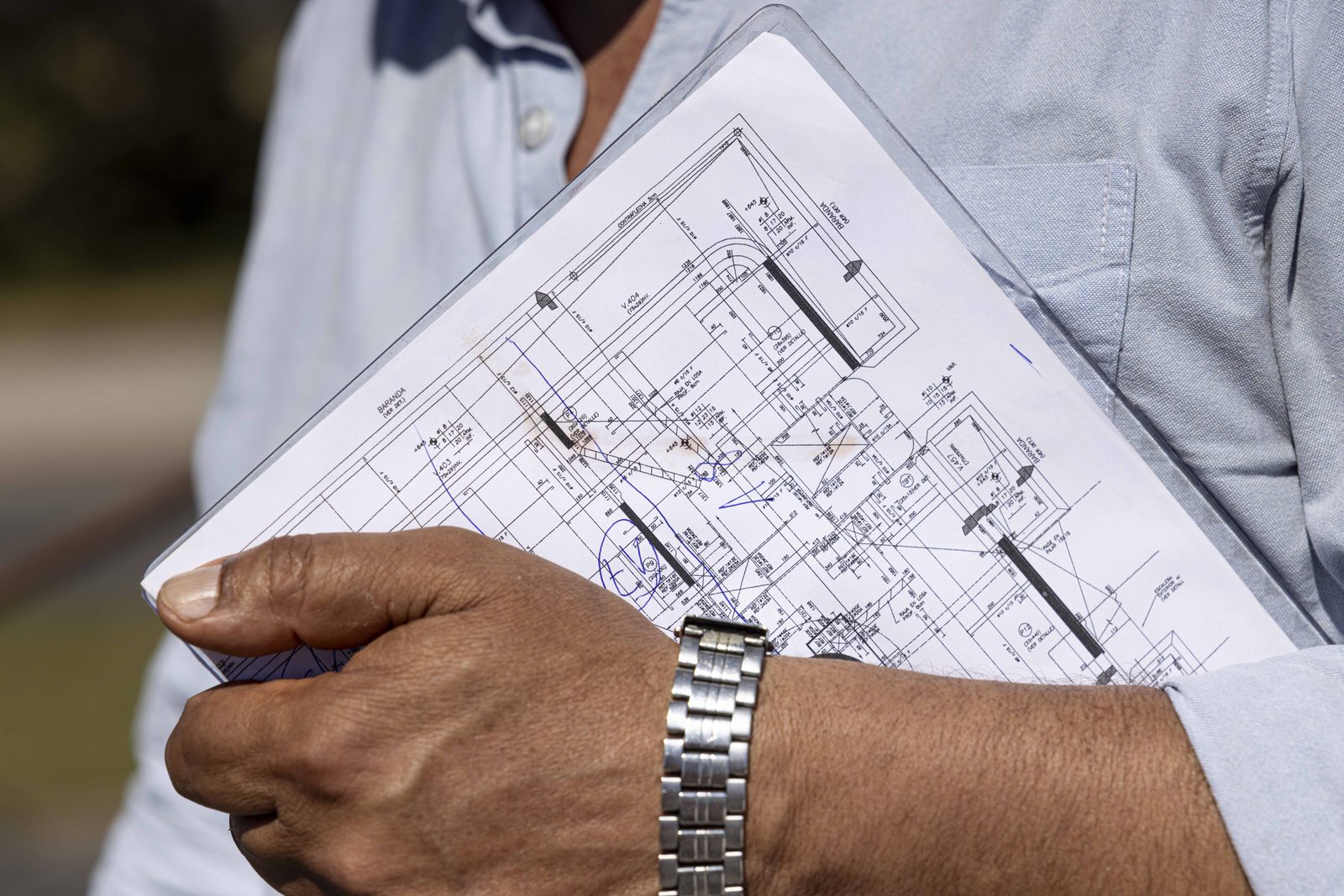 Revisión de planos durante una inspección en la obra de The Edge