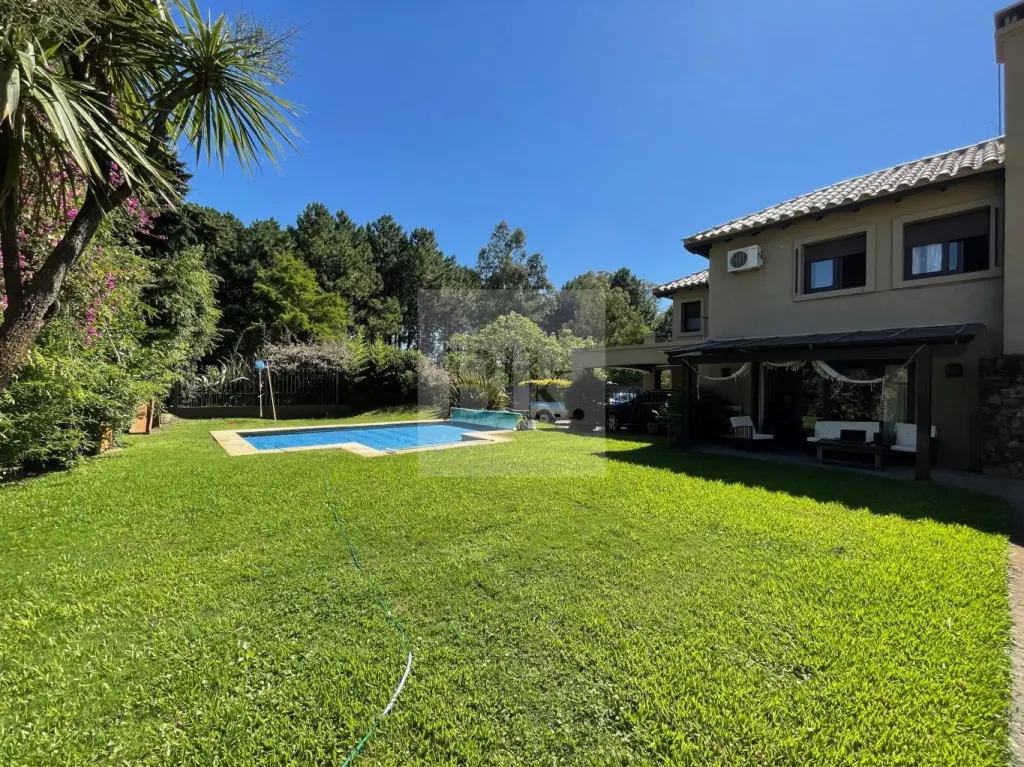 House with garden and swimming pool in Jardines de Carrasco · House in Jardines de Carrasco