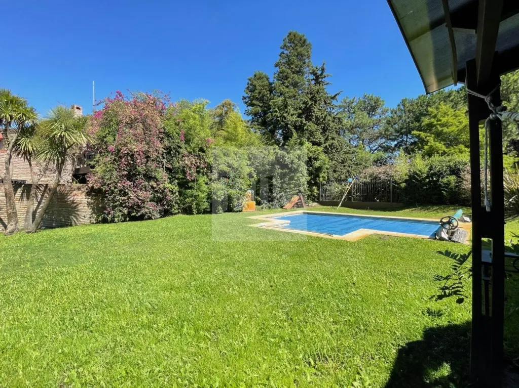 House with garden and swimming pool in Jardines de Carrasco · House in Jardines de Carrasco