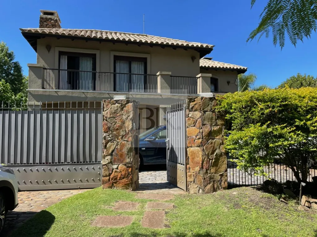 Very attractive house in Jardines de Carrasco · Jardines de Carrasco