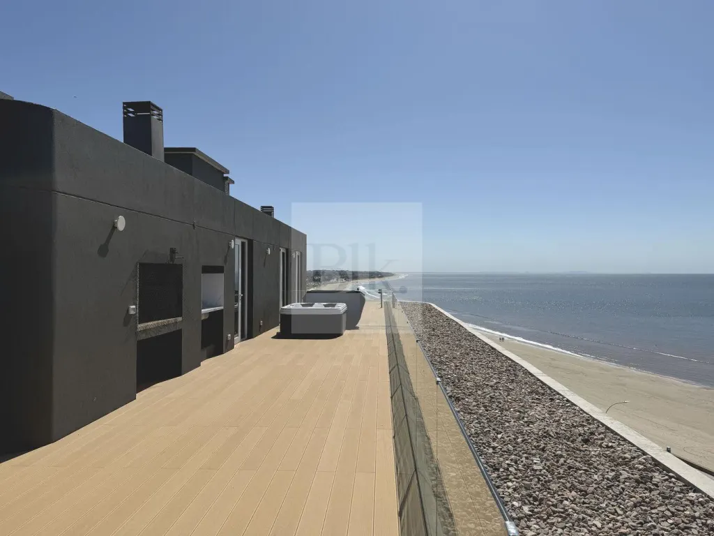 Penthouse de lujo con vistas en la Rambla de Carrasco · Apartamento en Punta Gorda