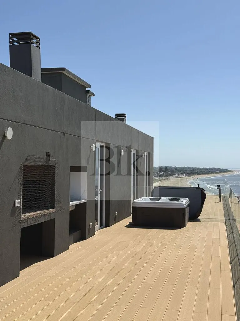 Penthouse de lujo con vistas en la Rambla de Carrasco · Apartamento en Punta Gorda