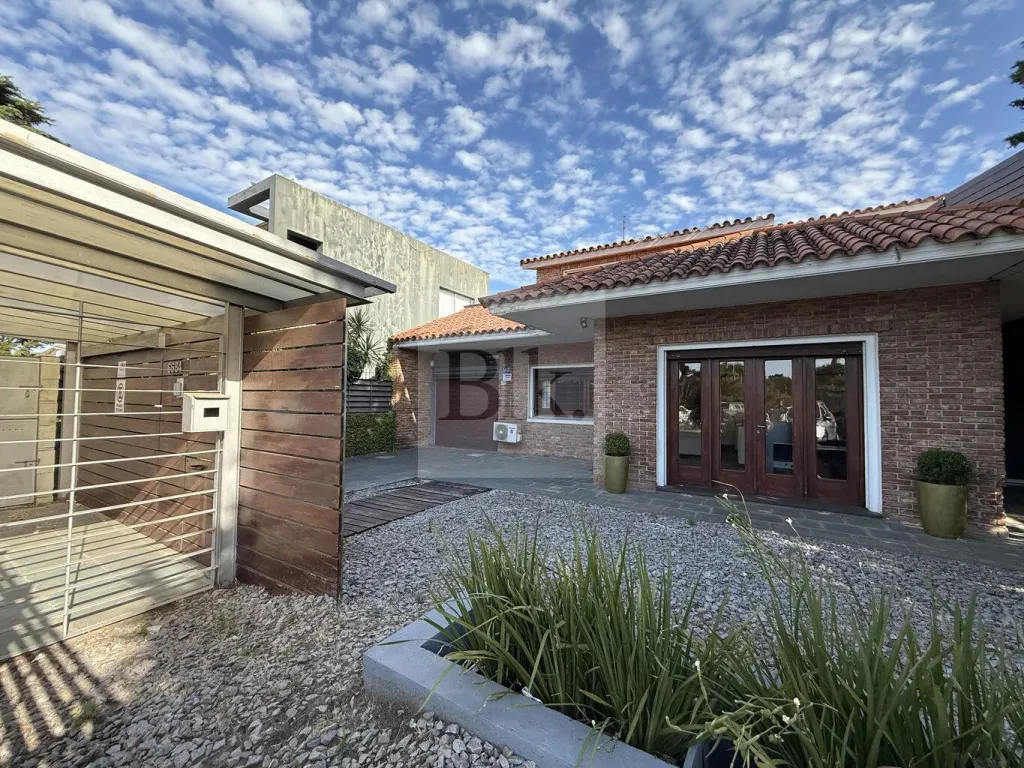Elegant house in central Carrasco · Carrasco