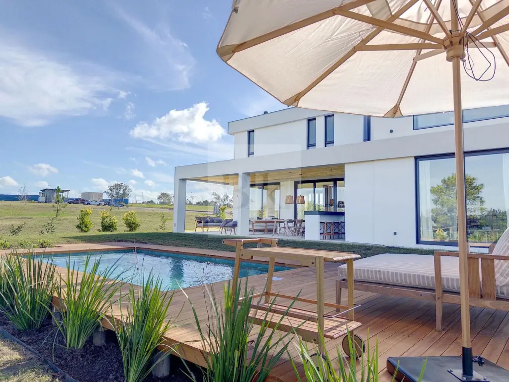 Casa de Revista en Venta en Los Olivos de los Horneros · Casa en Los Olivos de los Horneros
