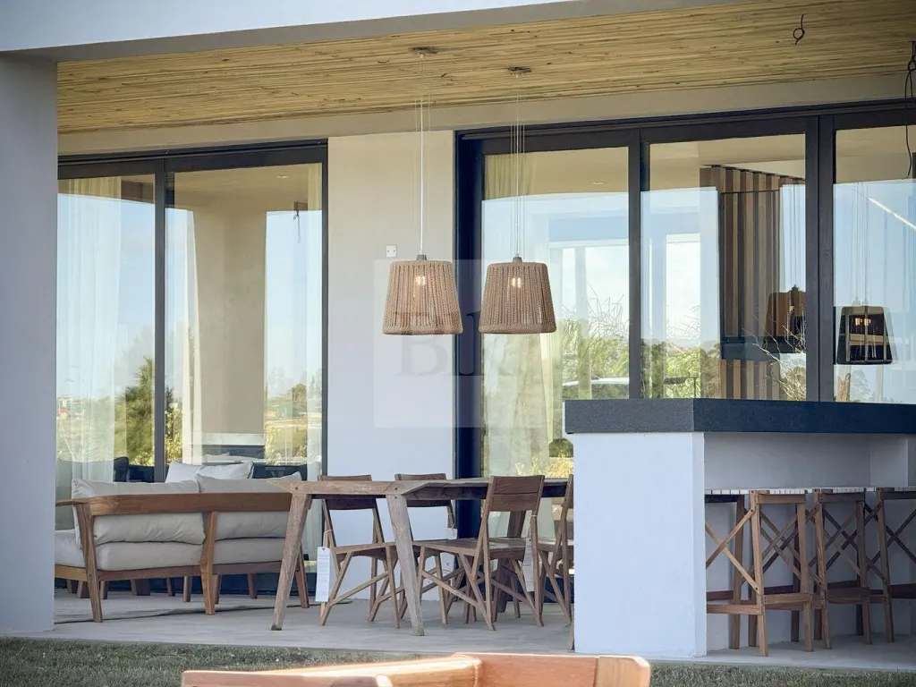 Casa de Revista en Venta en Los Olivos de los Horneros · Casa en Los Olivos de los Horneros