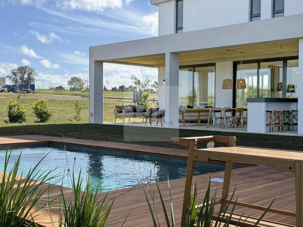Casa de Revista en Venta en Los Olivos de los Horneros · Casa en Los Olivos de los Horneros