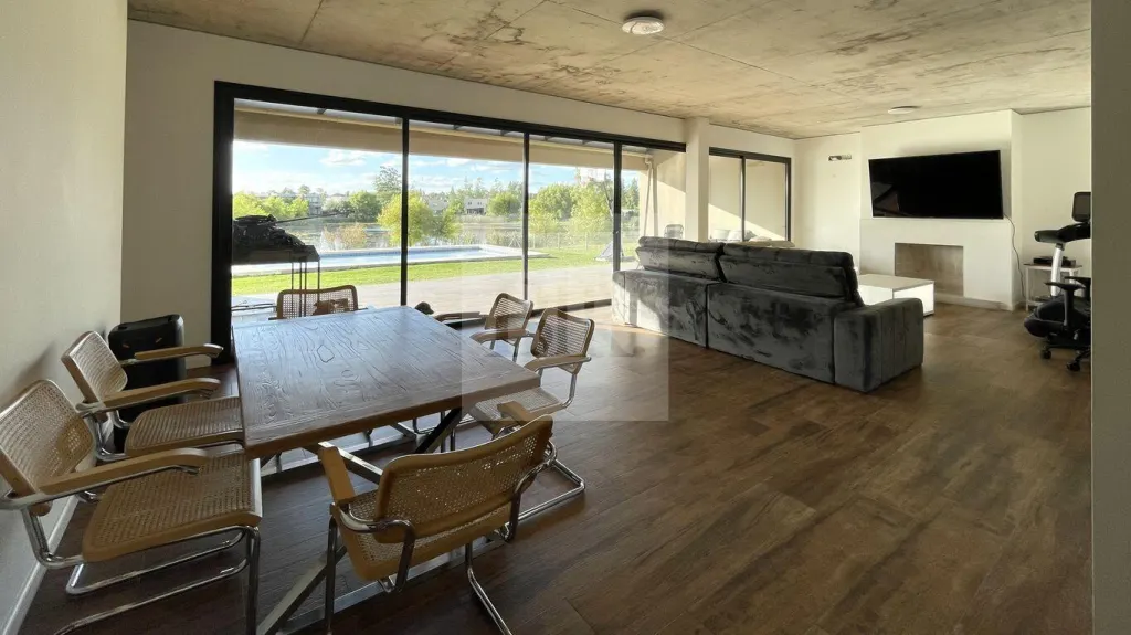 Casa com jardim e fundos para o lago em Viñedos de la Tahona · Casa em Viñedos de la Tahona