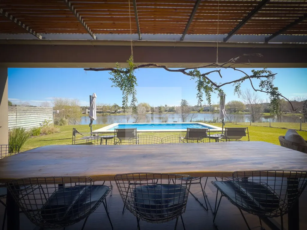 Casa com jardim e fundos para o lago em Viñedos de la Tahona · Casa em Viñedos de la Tahona