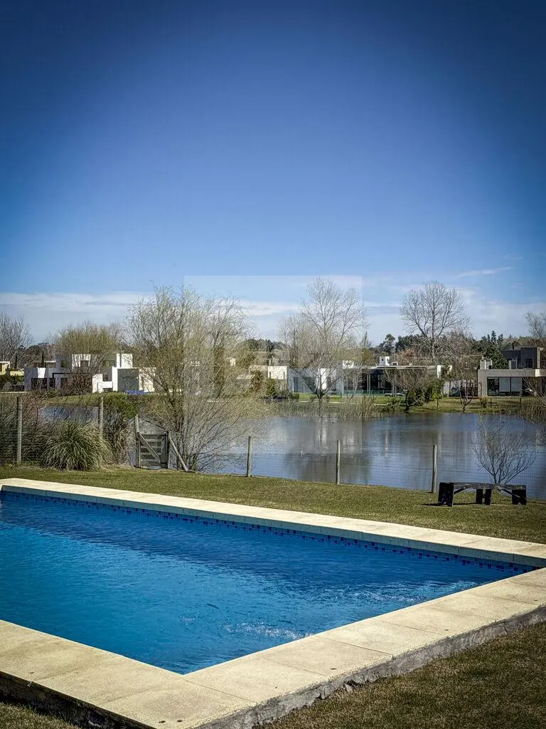Casa com jardim e fundos para o lago em Viñedos de la Tahona · Casa em Viñedos de la Tahona