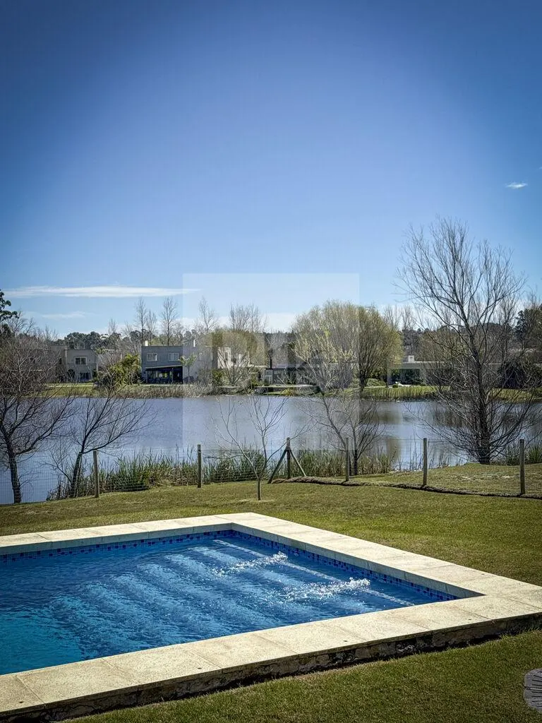 Casa com jardim e fundos para o lago em Viñedos de la Tahona · Casa em Viñedos de la Tahona
