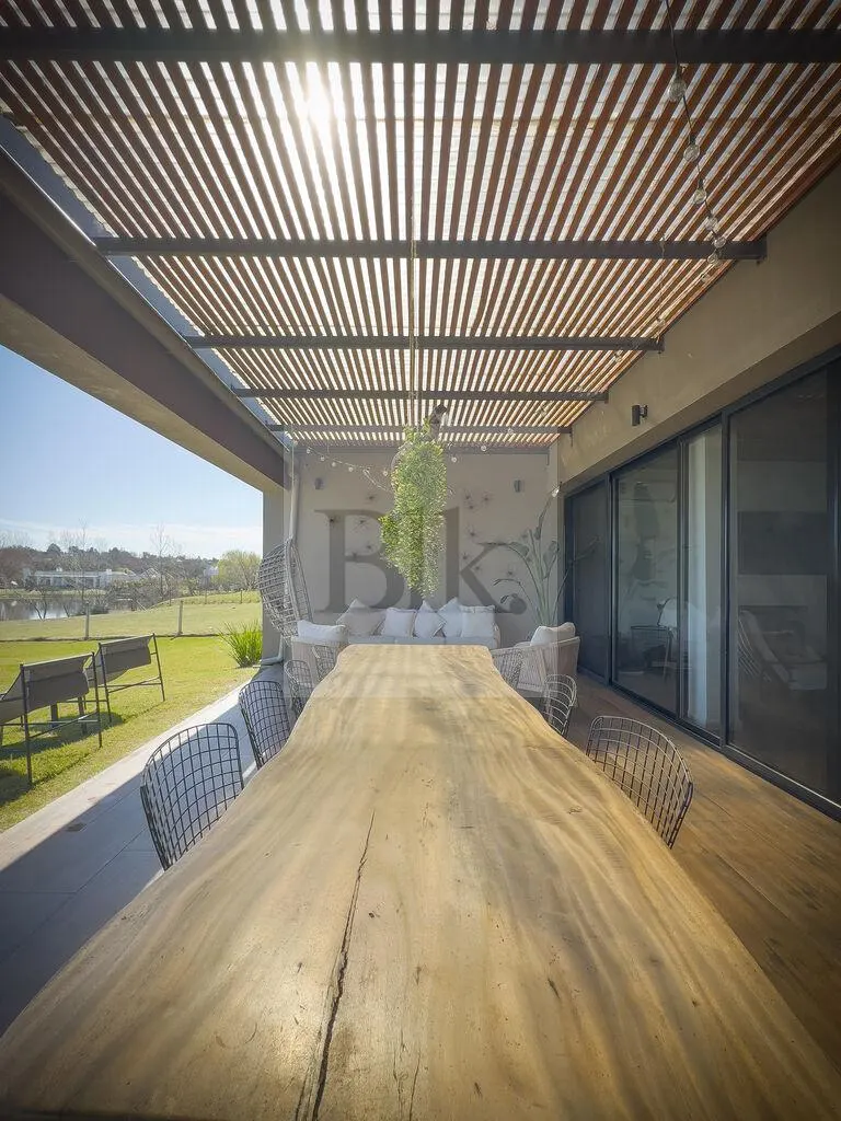 Casa com jardim e fundos para o lago em Viñedos de la Tahona · Casa em Viñedos de la Tahona