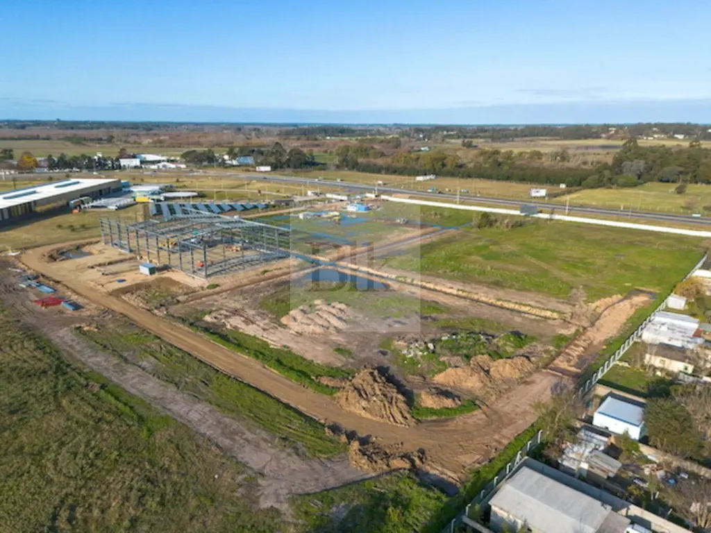 Zona 30: galpón de 1.200 m² y oficina de 200 m² en venta · Logístico en Ruta 101