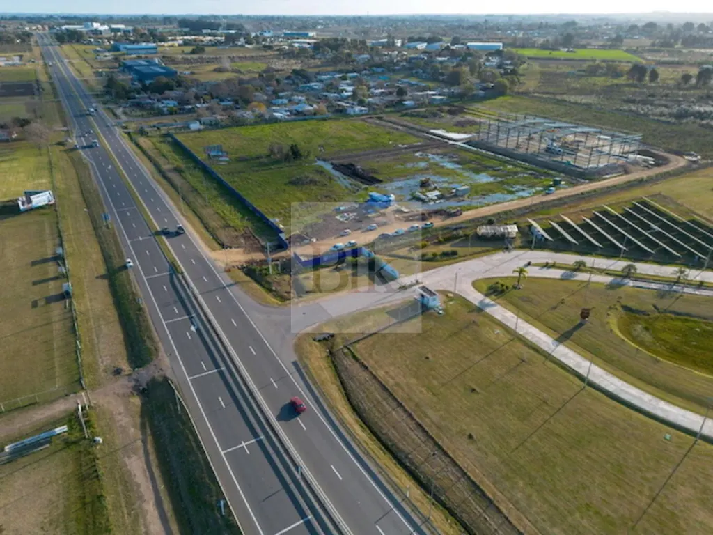 Zona 30: galpón de 1.200 m² y oficina de 200 m² en venta