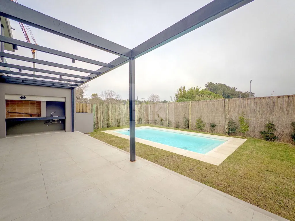 House with garden and pool in Barrio Parques II · House in Carrasco Norte