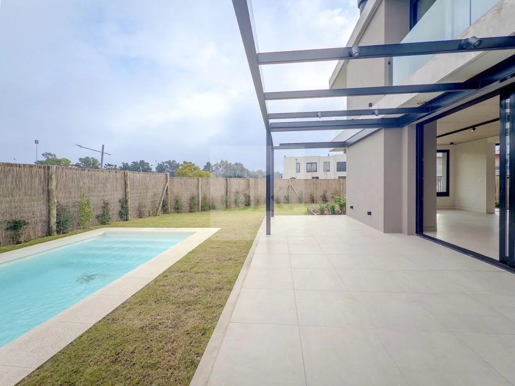 House with garden and pool in Barrio Parques II · House in Carrasco Norte