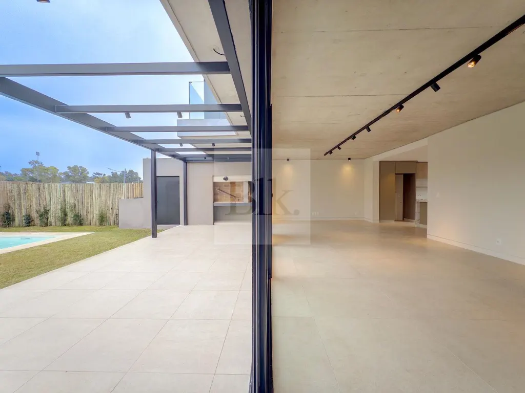 Modern PH house in Barrio Parques II · House in Carrasco Norte