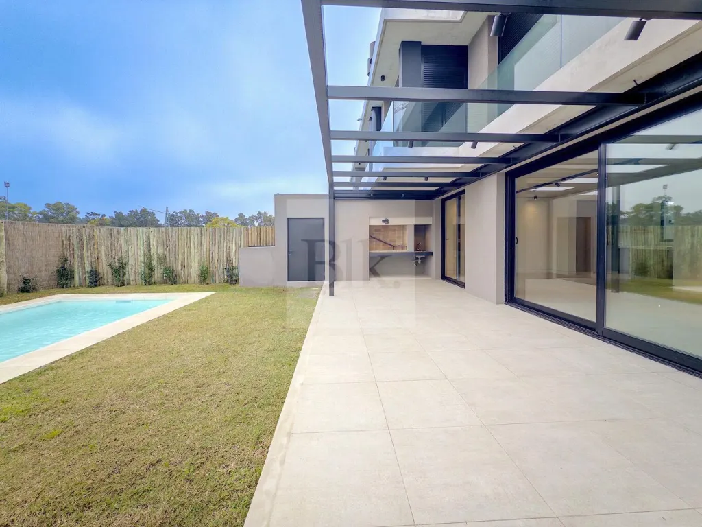 Modern PH house in Barrio Parques II · House in Carrasco Norte