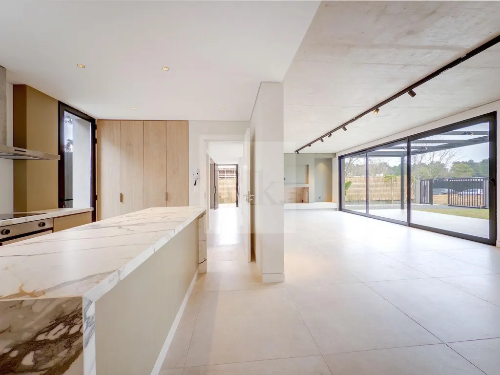 Modern PH house in Barrio Parques II · House in Carrasco Norte