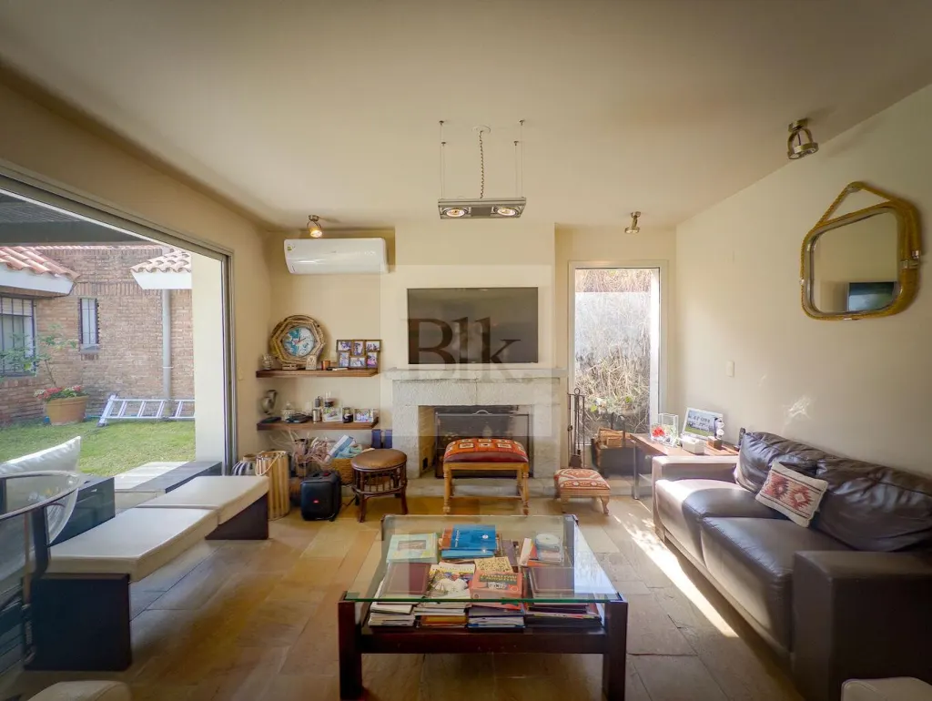 House with garden and pool in Carrasco, schools area · House in Carrasco Norte