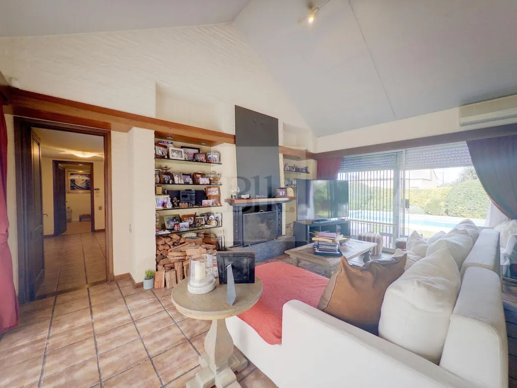 House with garden and pool in Carrasco, schools area · House in Carrasco Norte