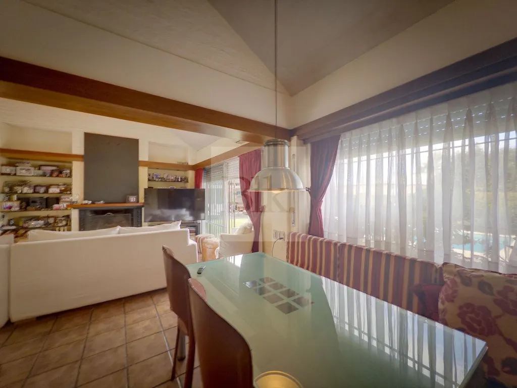 House with garden and pool in Carrasco, schools area · House in Carrasco Norte
