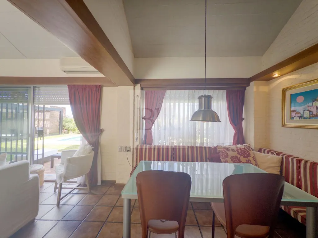 House with garden and pool in Carrasco, schools area · House in Carrasco Norte