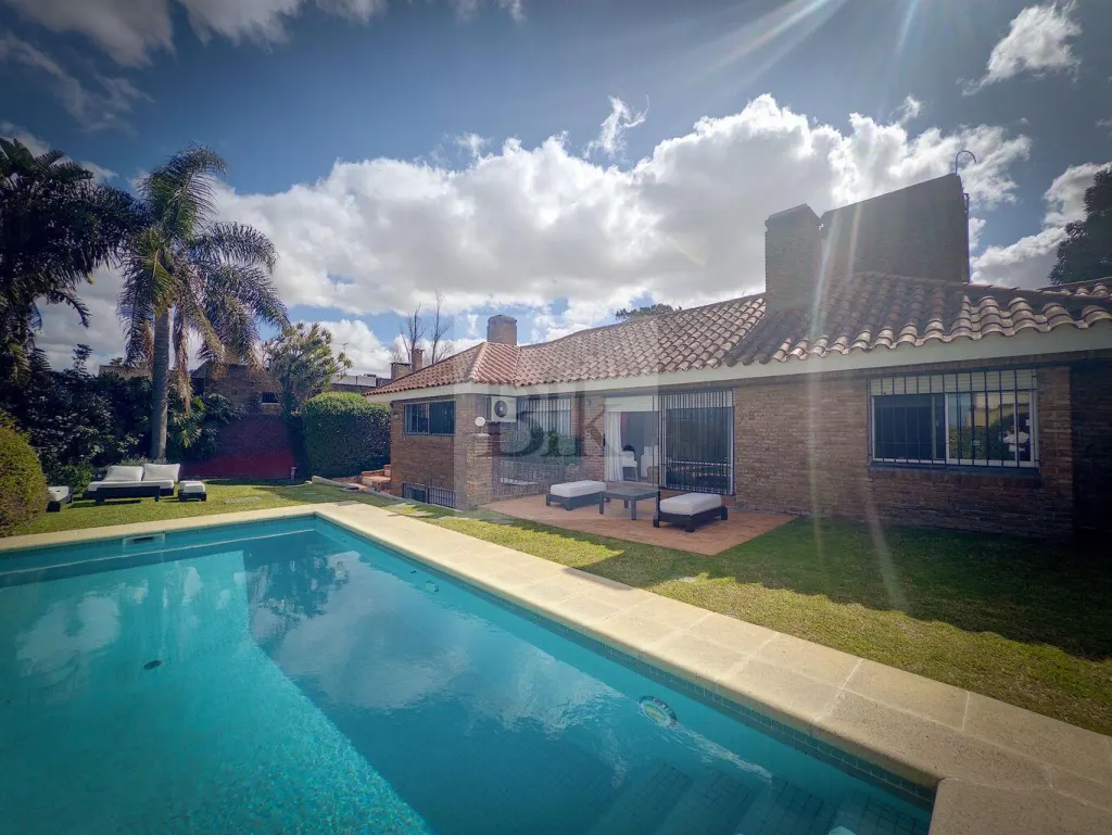 House with garden and pool in Carrasco, schools area · House in Carrasco Norte