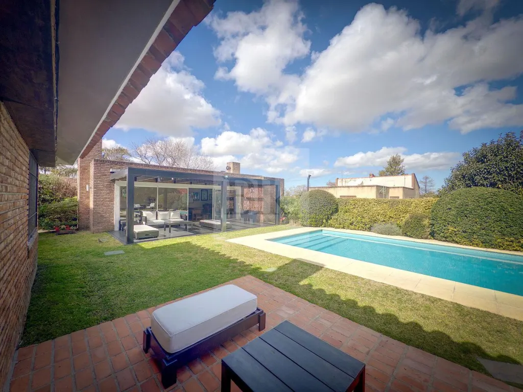 House with garden and pool in Carrasco, schools area · House in Carrasco Norte