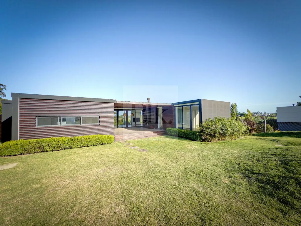 Single-storey house with pool in La Tahona · House in Altos de la Tahona