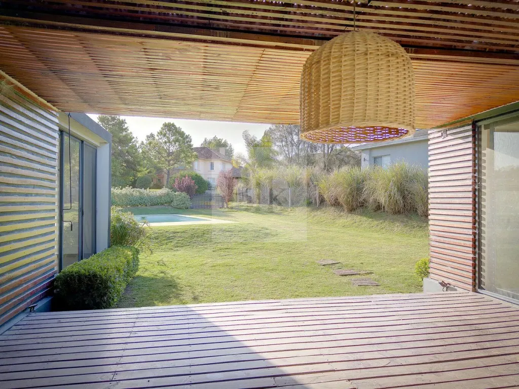 Single-storey house with pool in La Tahona · House in Altos de la Tahona