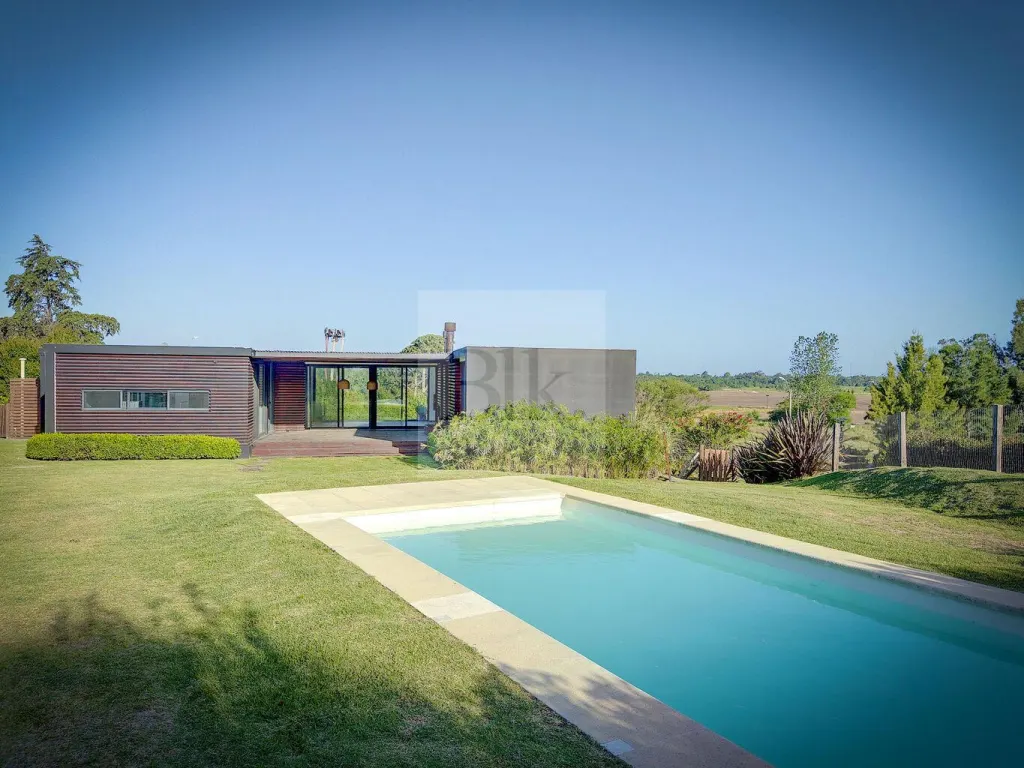 Single-storey house with pool in La Tahona · House in Altos de la Tahona