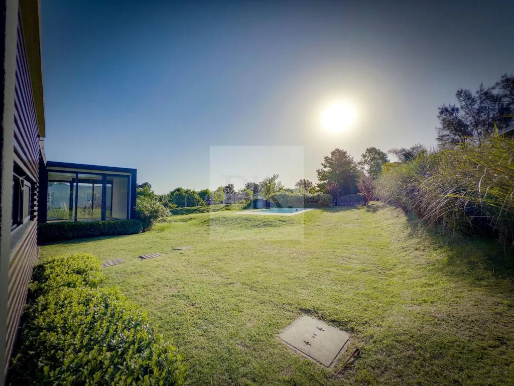 Single-storey house with pool in La Tahona · House in Altos de la Tahona