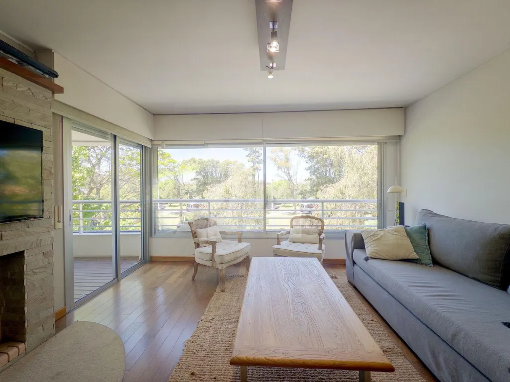 Moderno Apartamento en Venta con Penthouse · Apartamento en Carrasco