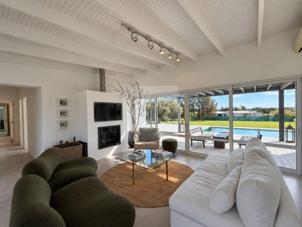 House for sale and rent in a gated community in La Barra · El Quijote